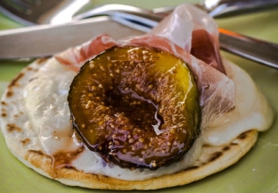 Finger piada con fichi, toma e Prosciutto di Modena DOP