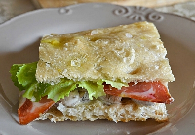 Focaccia con Prosciutto di Modena IGP e salsa ai funghi