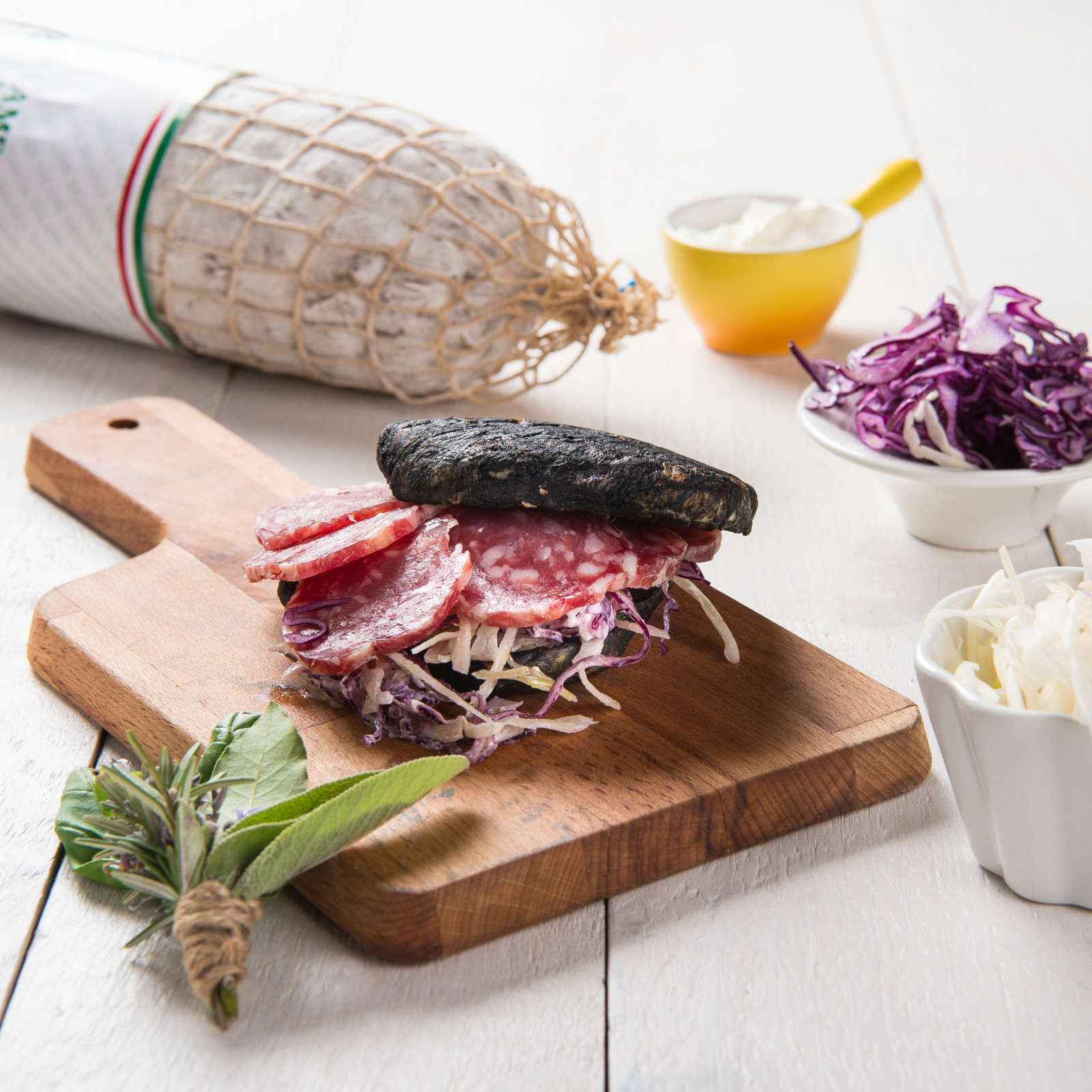 IL COLORATO con panino al carbone vegetale