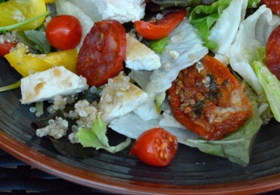 Insalatona con quinoa, pollo pomodori e Salsiccia di Calabria DOP