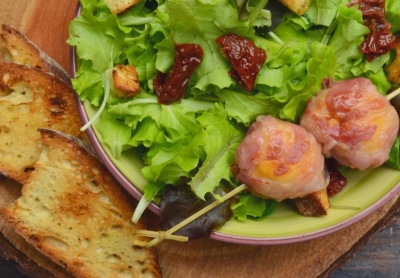 Misticanza con bocconcini di scamorza e Pancetta Piacentina DOP