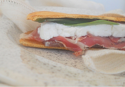 Piadina senza glutine con Prosciutto di San Daniele DOP e formaggio fresco
