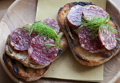 Bruschetta con Salamini Italiani alla Cacciatora DOP e finocchio