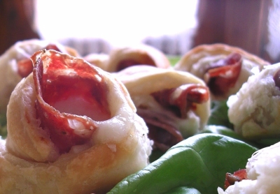 Pasta sfoglia, mozzarella di bufala e Salame Cacciatore Italiano