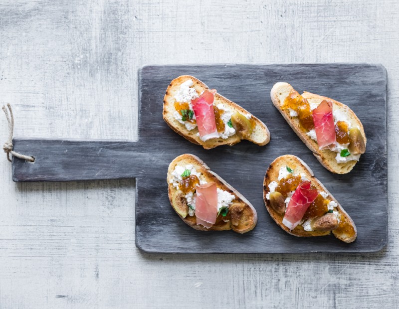 Bruschetta con ricotta, speck e confettura di fichi