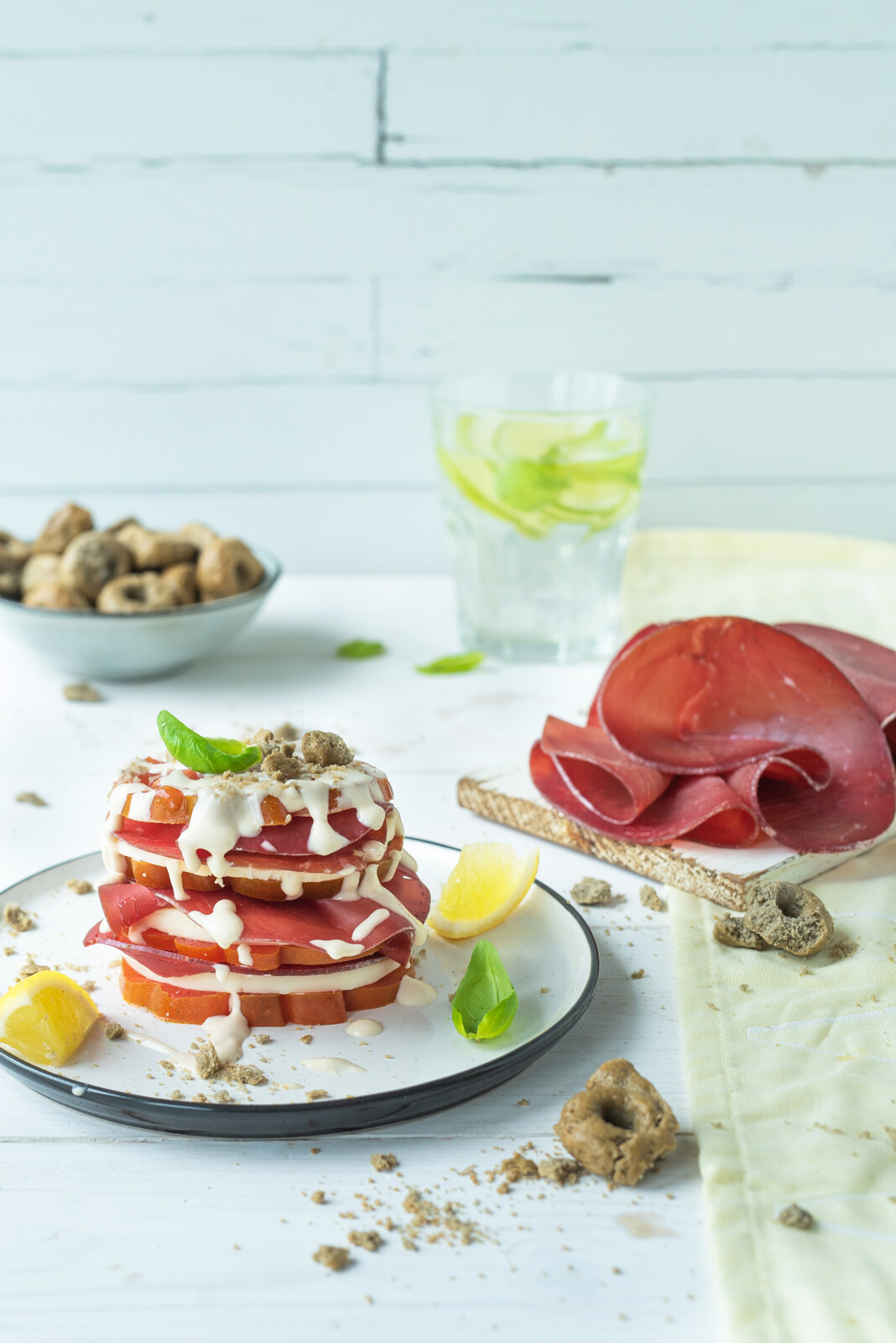 Torretta di caprese con Bresaola della Valtellina IGP, pomodori, Provolone Valpadana DOP dolce, tarallucci e dressing tahina e limone