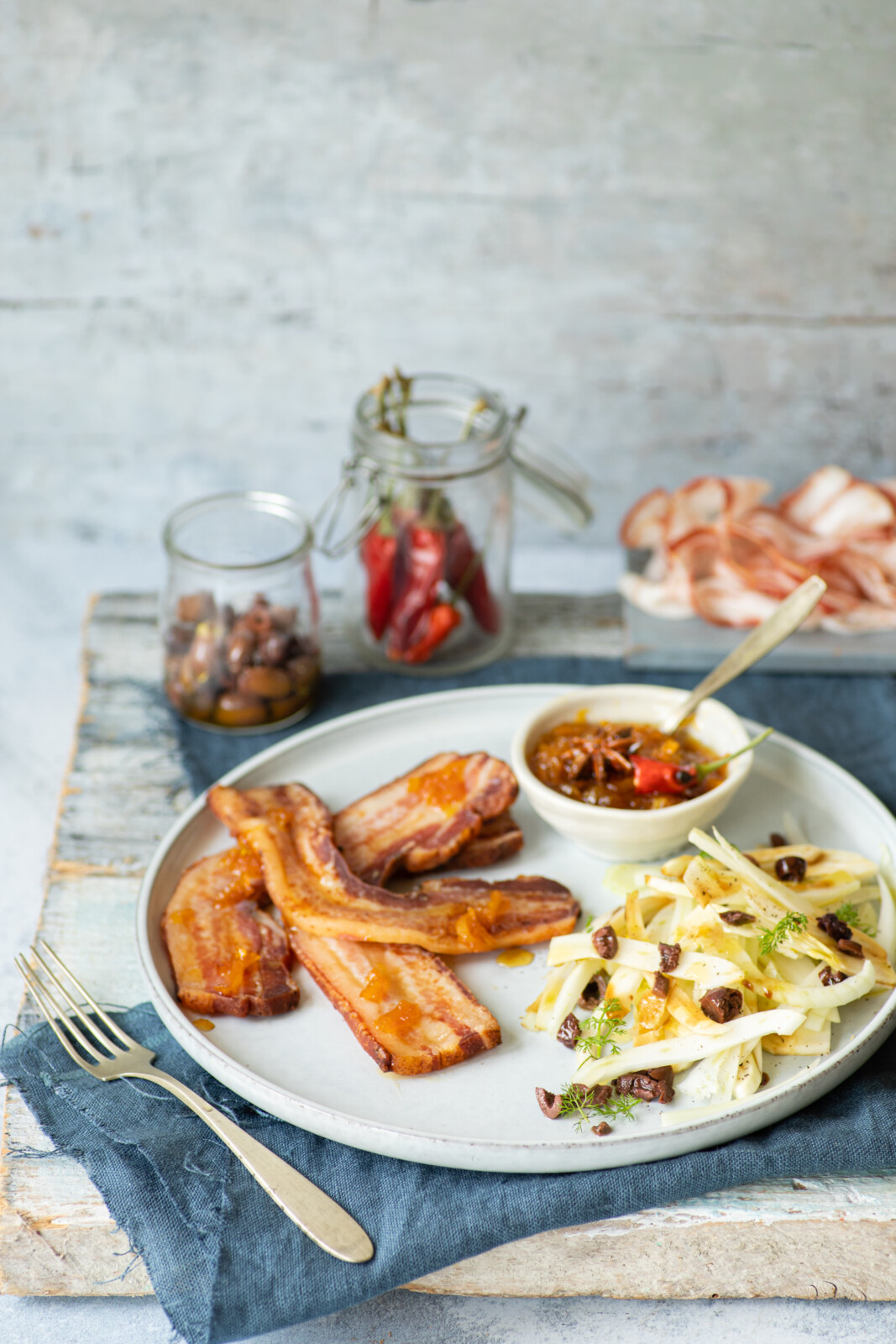 Pancetta di Calabria DOP al forno con composta di arance e insalata di finocchi e olive nere