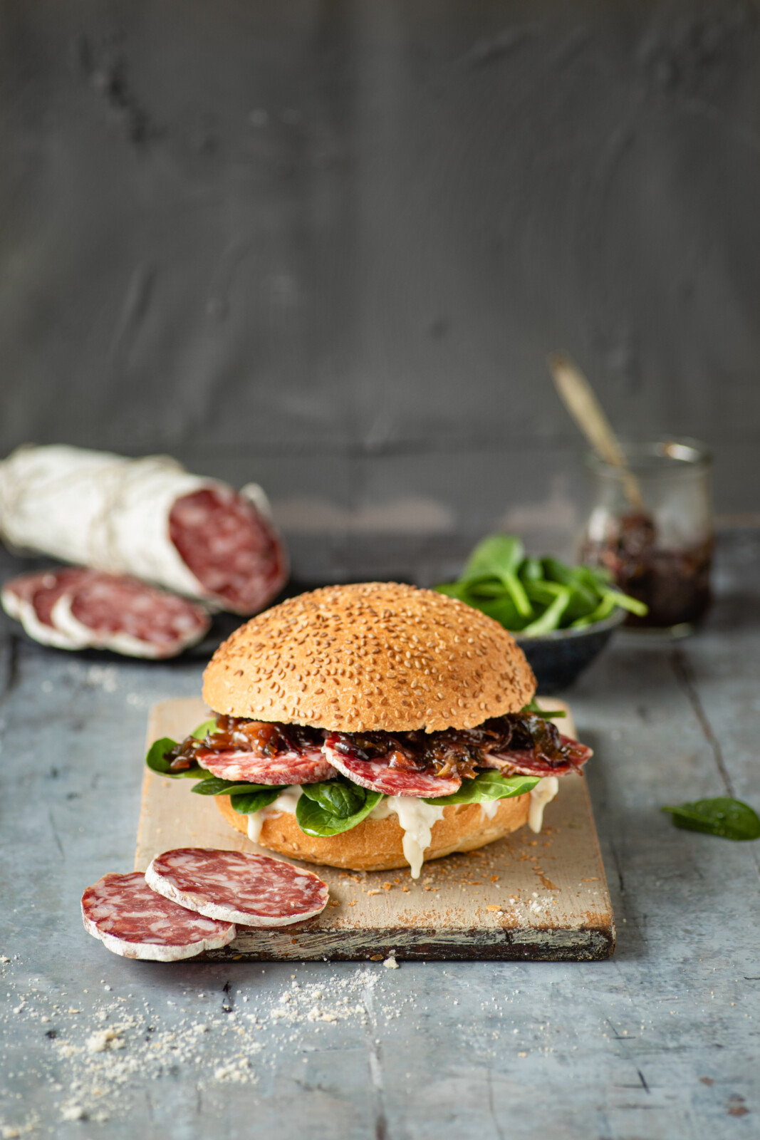 Panino al sesamo con Salame Brianza DOP, spinacini, Gorgonzola DOP e Cipolle di Tropea caramellate