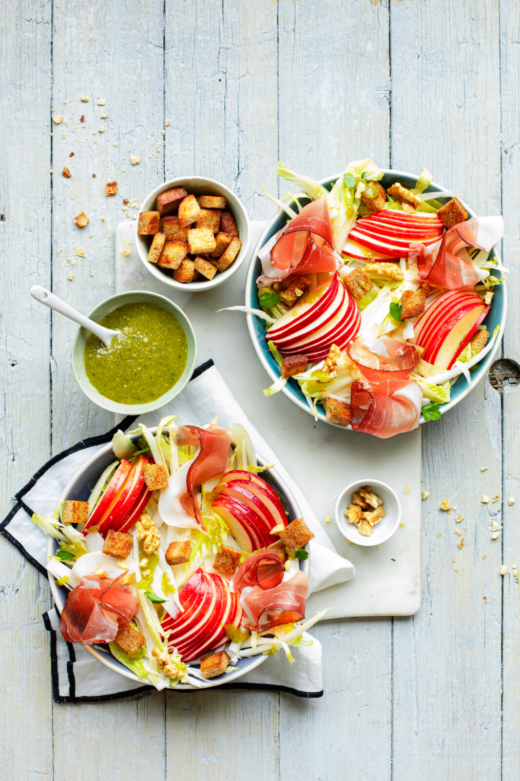 Insalata con Speck Alto Adige IGP, mele, indivia, crostini di pane di segale e pesto di noci