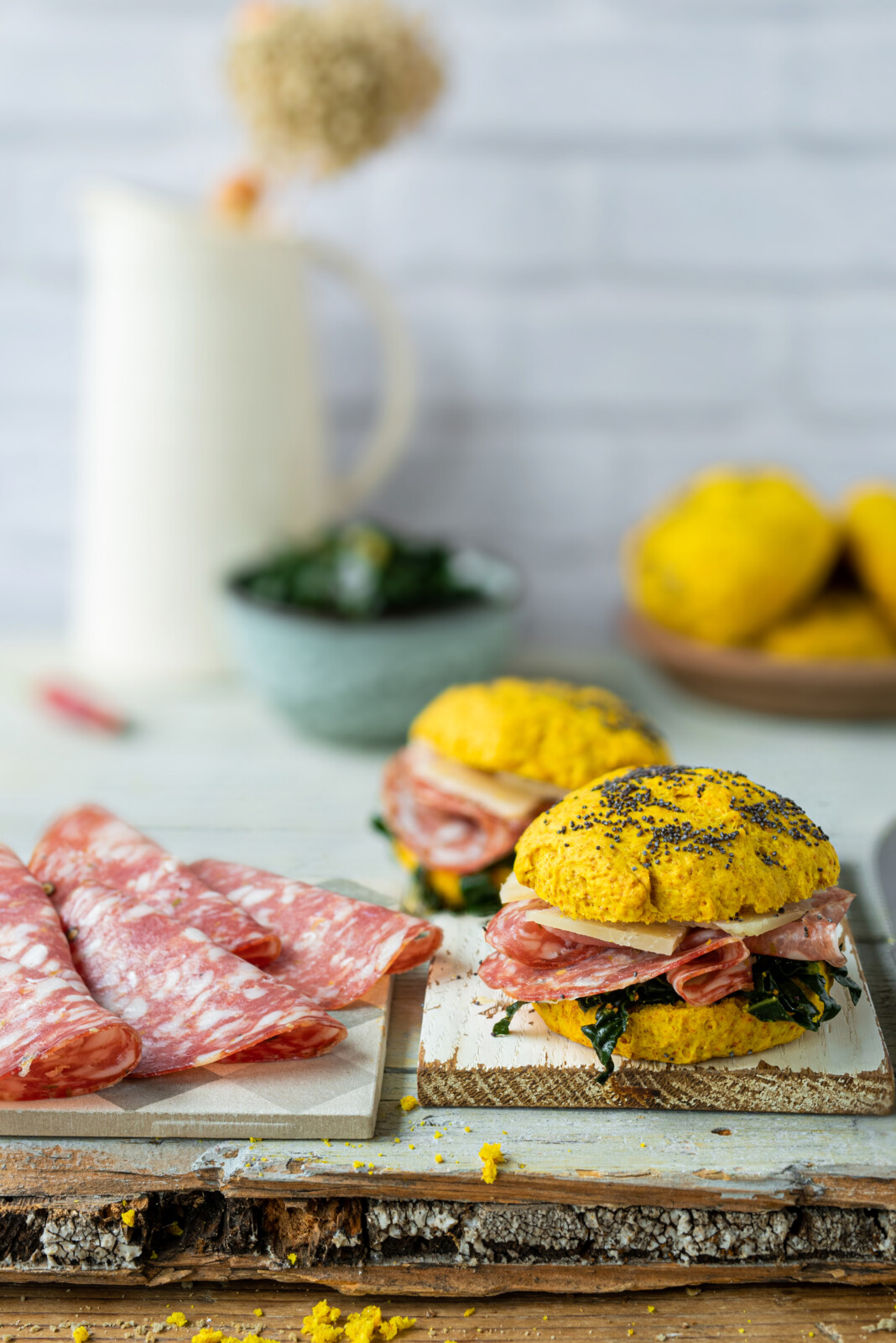 Scones alla curcuma con Finocchiona IGP, cavolo nero saltato all’arancia e Pecorino di Toscano DOP
