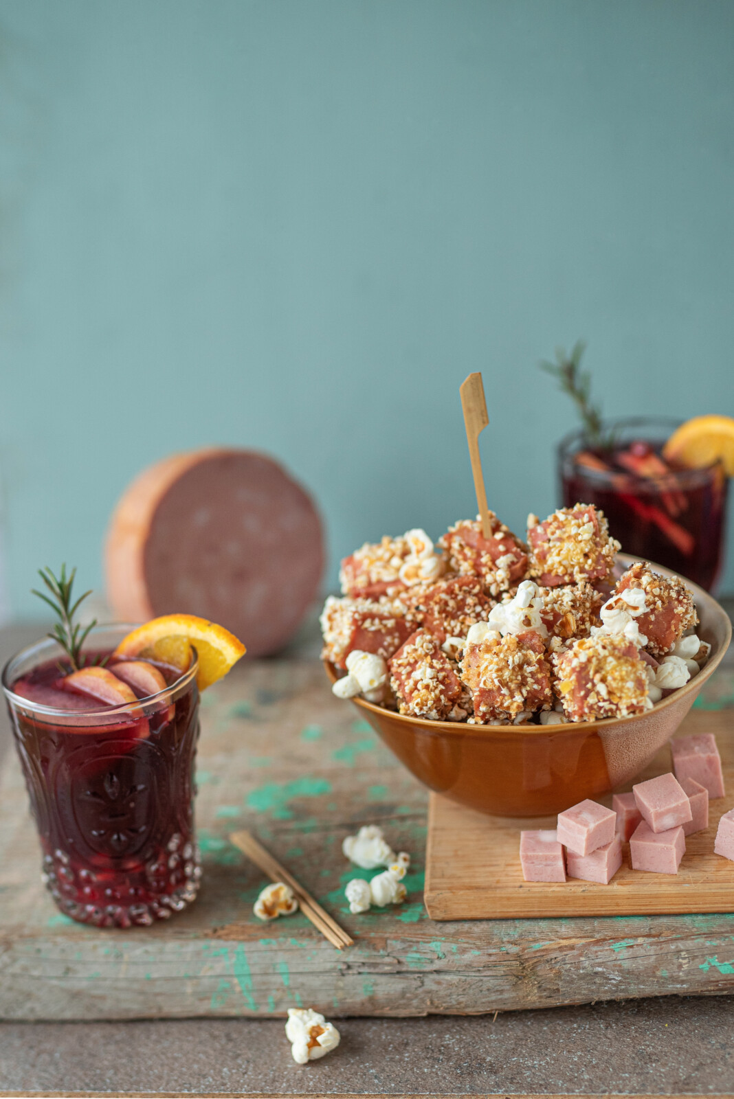Bocconcini fritti di Mortadella Bologna IGP con panatura di popcorn serviti con sangria analcolica