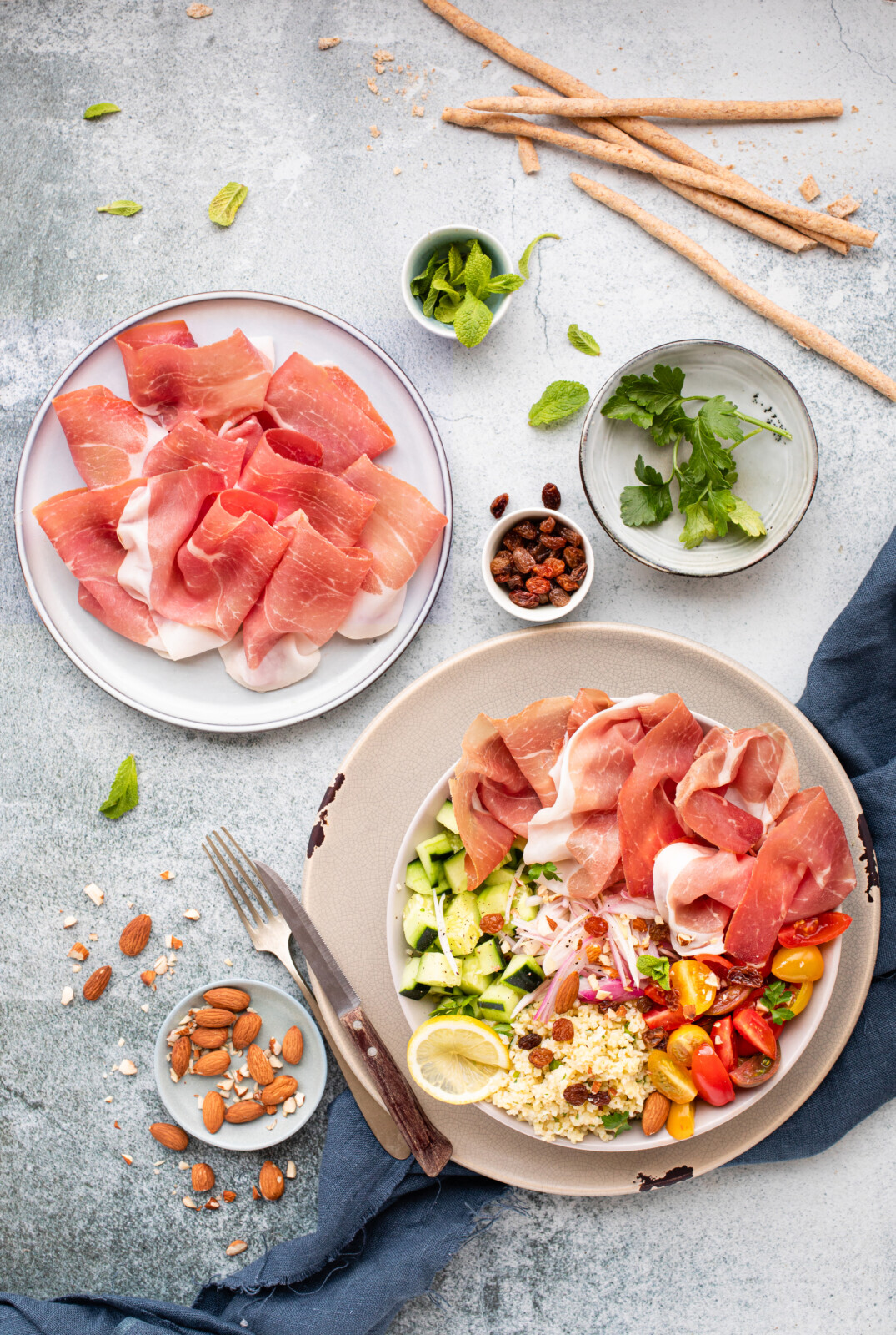Bowl tabulè con bulgur, Prosciutto di Modena DOP, pomodorini, Scalogno di Romagna IGP, cetriolo, mandorle e uvetta