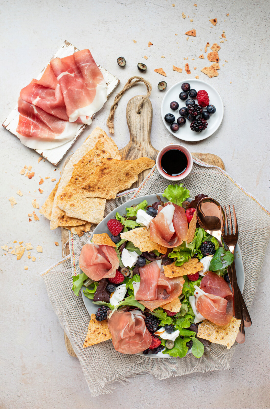 Insalata con misticanza, Prosciutto di San Daniele DOP, frutti di bosco, burrata e pane carasau tostato