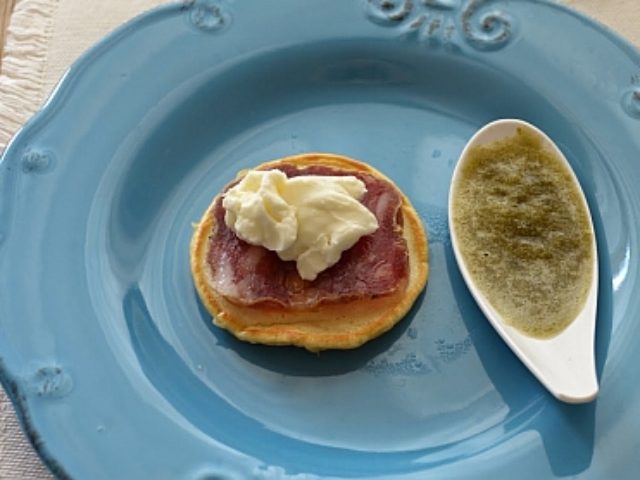 Focaccina con ricotta di bufala, confettura di fichi e Bresaola della Valtellina IGP
