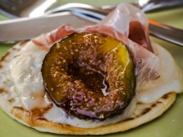 Finger piada con fichi, toma e Prosciutto di Modena DOP