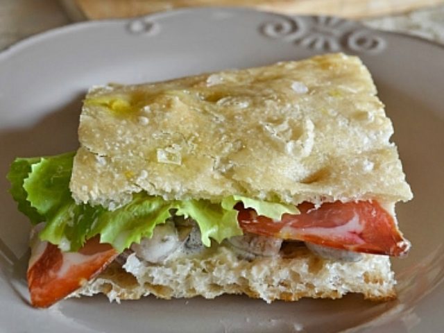 Focaccia con Prosciutto di Modena IGP e salsa ai funghi