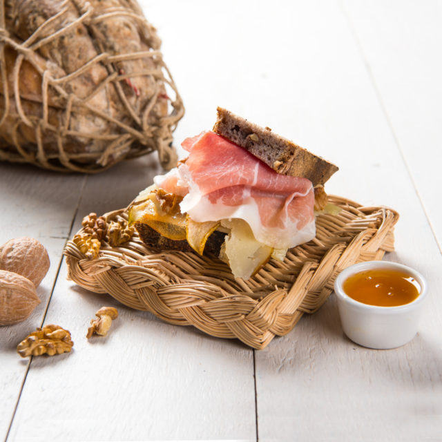 IL CONTADINO con pane alle noci