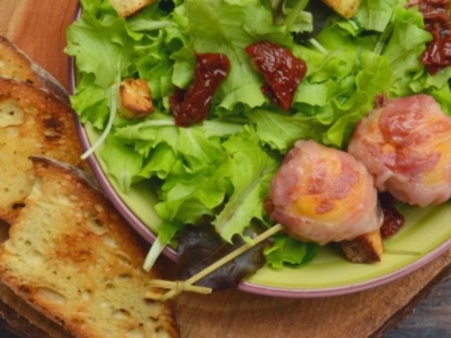 Misticanza con bocconcini di scamorza e Pancetta Piacentina DOP