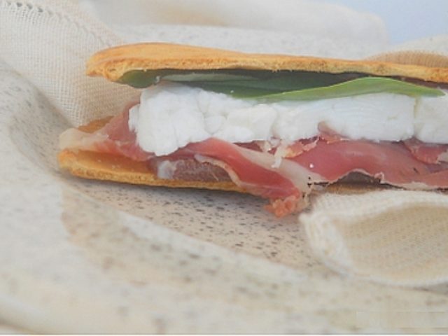 Piadina senza glutine con Prosciutto di San Daniele DOP e formaggio fresco