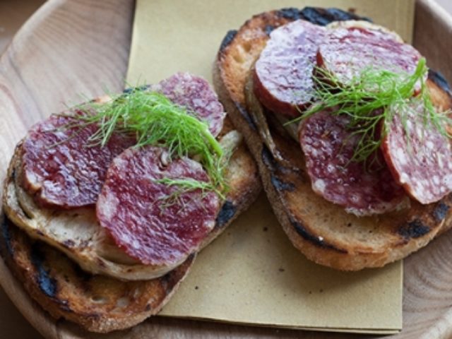 Bruschetta con Salamini Italiani alla Cacciatora DOP e finocchio