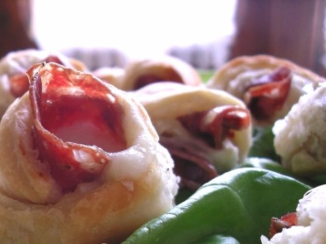 Pasta sfoglia, mozzarella di bufala e Salame Cacciatore Italiano