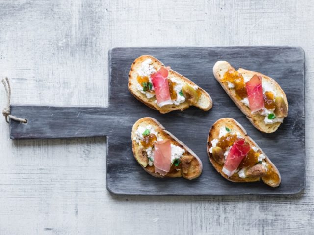 1.	Bruschetta con ricotta, Speck Alto Adige IGP e confettura di fichi