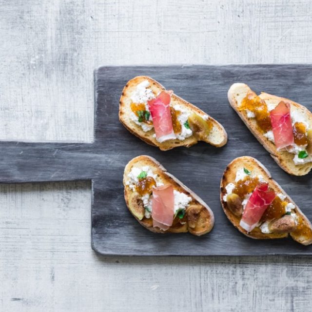 Bruschetta con ricotta, speck e confettura di fichi