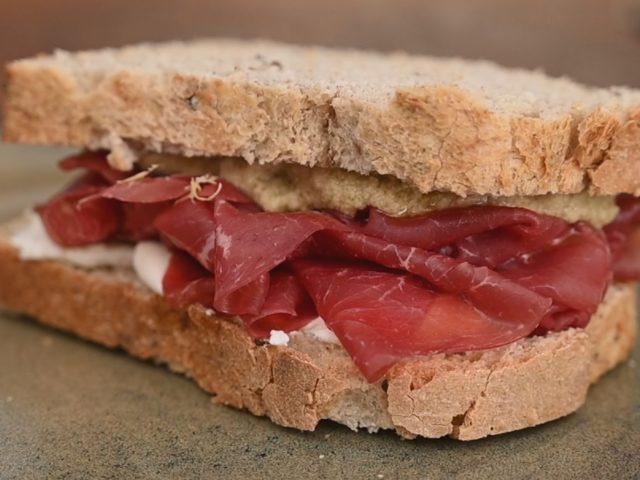 Panino con Bresaola della Valtellina IGP