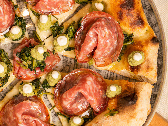 Pizza con Finocchiona IGP su base di fior di latte, Cicoria ripassata, purea di fave e Pecorino Toscano DOP