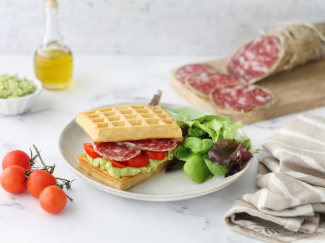 WAFFLES SALATI CON CREMA DI AVOCADO, POMODORINI E SALAME FELINO IGP 