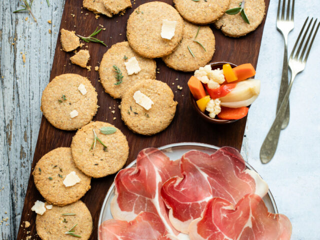 Culatello di Zibello DOP con biscotti al Parmigiano Reggiano DOP e giardiniera