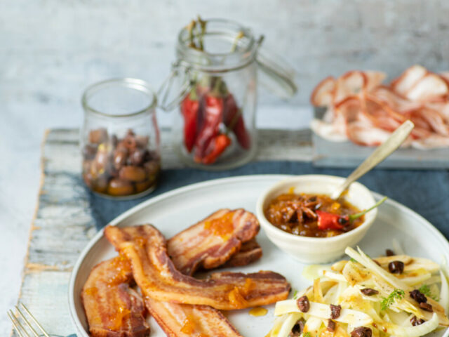 Pancetta di Calabria DOP al forno con composta di arance e insalata di finocchi e olive nere