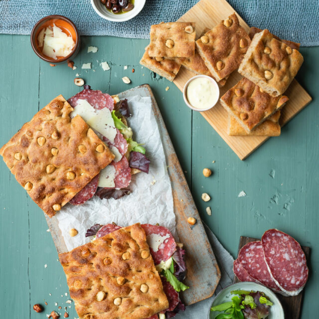 Focaccia alle Nocciole Piemonte IGP, maionese alle olive, Salame Piemonte IGP e Castelmagno DOP