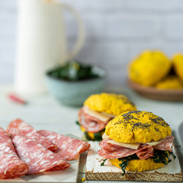 Scones alla curcuma con Finocchiona IGP, cavolo nero saltato all’arancia e Pecorino di Toscano DOP