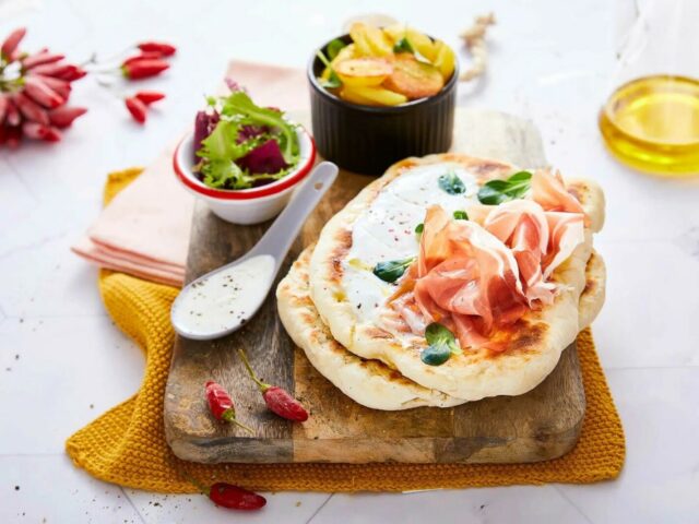 PANE NAAN CON PROSCIUTTO DI SAN DANIELE, YOGURT E INSALATA