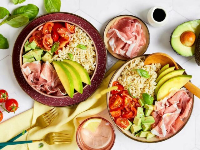 Poke bowl di riso integrale, Prosciutto di #SanDanieleDOP, pomodorini, avocado e mango