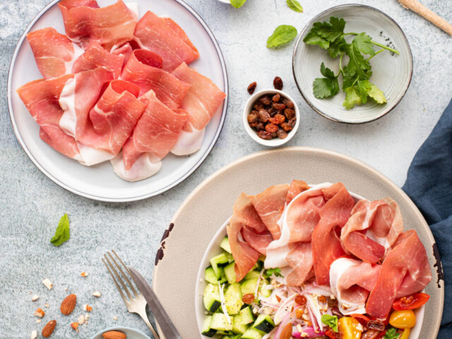 Bowl tabulè con bulgur, Prosciutto di Modena DOP, pomodorini, Scalogno di Romagna IGP, cetriolo, mandorle e uvetta