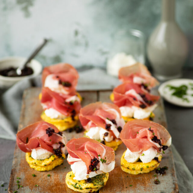 Frittatine con Prosciutto di Norcia IGP, quenelle di ricotta di pecora e tartufo estivo