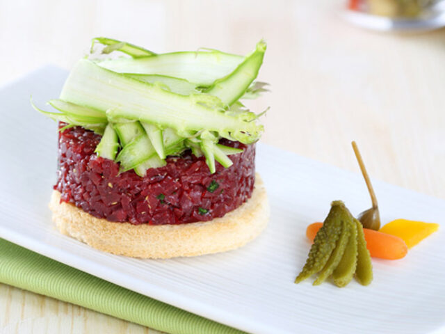 Tartare di Bresaola della Valtellina IGP con crudité di asparagi e crostino grigliato