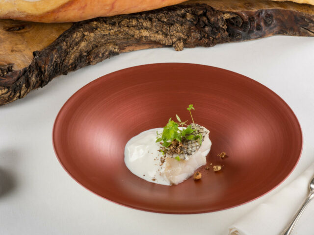 Baccalà confit con spuma di Prosciutto di Carpegna DOP e crumble di nocciole e caffè