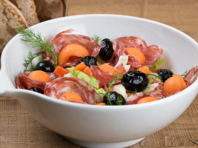 Insalata estiva con Finocchiona IGP, lattuga, olive nere, melone e mango