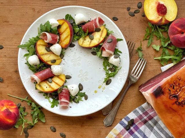 Insalata con Prosciutto Toscano DOP e pesche grigliate