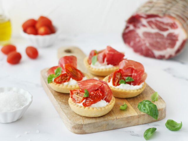 Tartelette con mousse di Pecorino, pomodorini confit e Coppa di Parma IGP