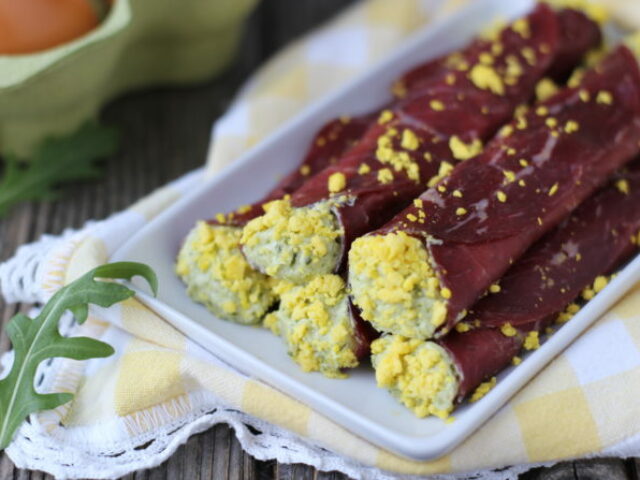CANNOLI DI BRESAOLA DELLA VALTELLINA IGP CON CREMA DI RUCOLA E MIMOSA D’UOVO