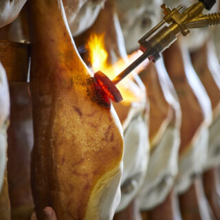 la-marchiatura-del-prosciutto-di-san-daniele