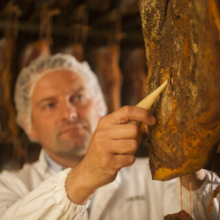 suedtirol-speckproduktion-meran-qualitaetskontrolle-mit-pferdeknochen